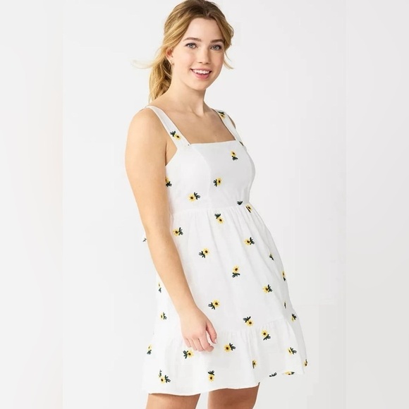 Rewind Dresses & Skirts - Rewind Floral Sunflower Embroidered White Mini Summer Sundress Size Large